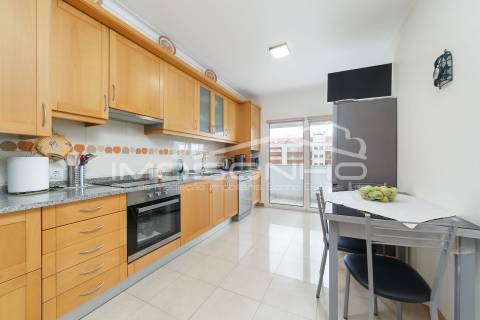 Apartamento T3 situado em zona muito calma perto do centro da cidade da Marinha Grande.