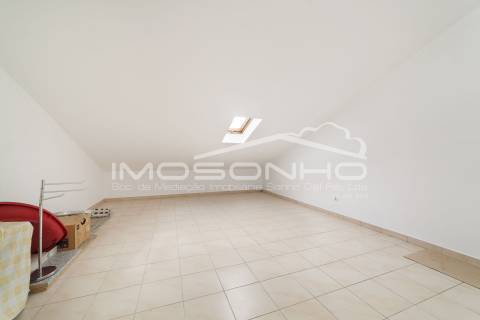 Apartamento T3 situado em zona muito calma perto do centro da cidade da Marinha Grande.