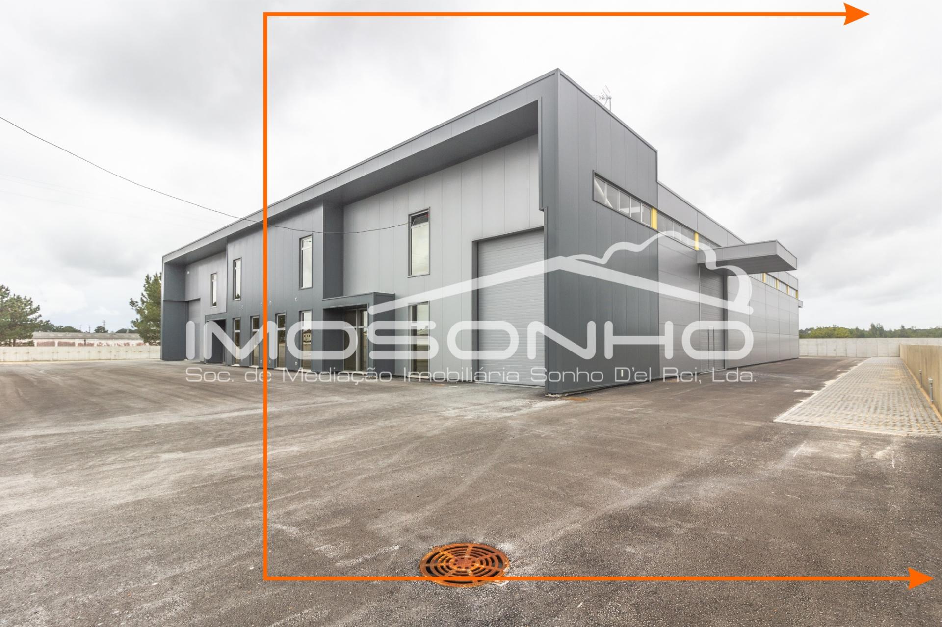 Armazem/Pavilhão, com cerca de 7 metros de pé direito e excelentes acessos