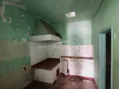 Vende-se Casa Antiga para reconstruir