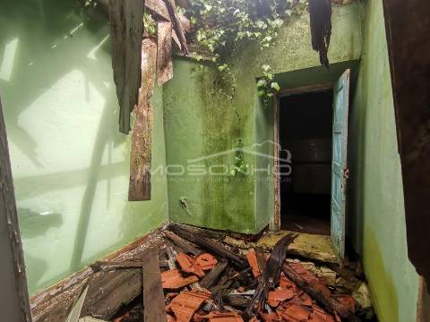 Vende-se Casa Antiga para reconstruir