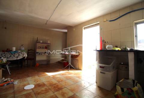 Moradia T2 com anexos