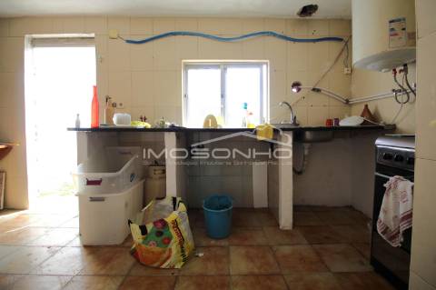 Moradia T2 com anexos