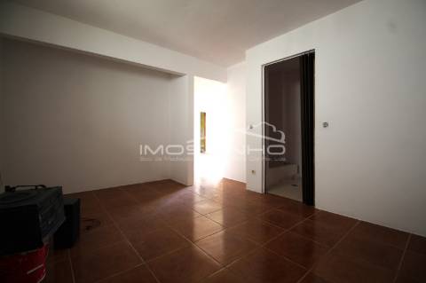 Moradia T2 com anexos