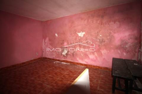 Moradia T2 com anexos