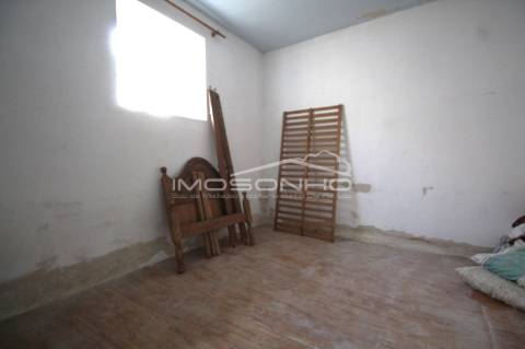 Moradia T2 com anexos