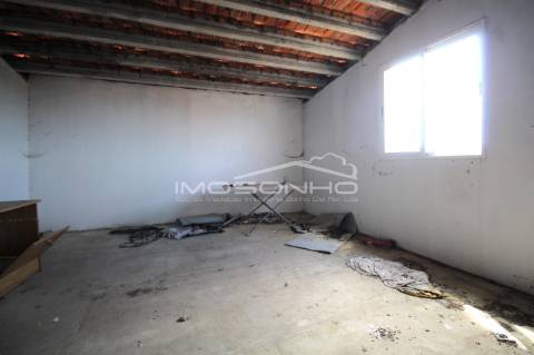 Moradia T2 com anexos