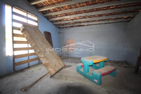 Moradia T2 com anexos