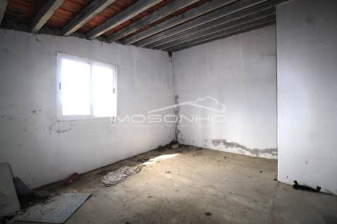 Moradia T2 com anexos