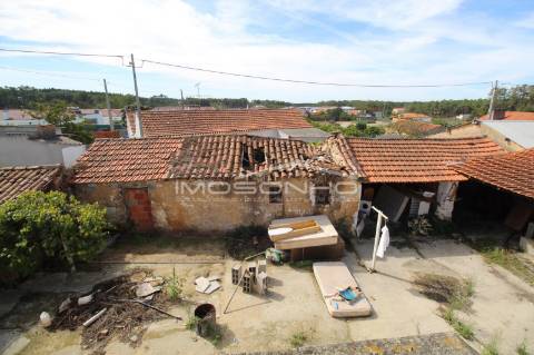 Moradia T2 com anexos