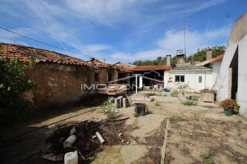 Moradia T2 com anexos