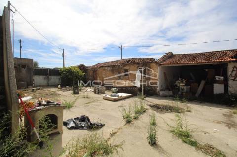 Moradia T2 com anexos