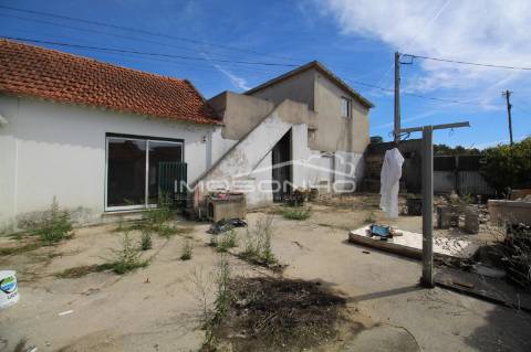 Moradia T2 com anexos