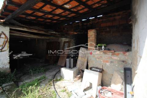 Moradia T2 com anexos