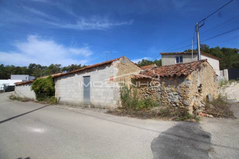 Moradia T2 com anexos