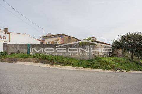 Terreno com 4107m2, Casa em ruínas e Anexos