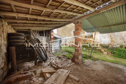 Terreno com 4107m2, Casa em ruínas e Anexos