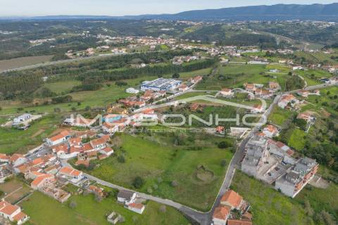 Terreno com 4107m2, Casa em ruínas e Anexos