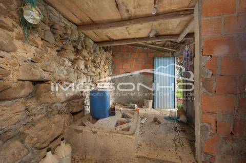 Terreno com 4107m2, Casa em ruínas e Anexos