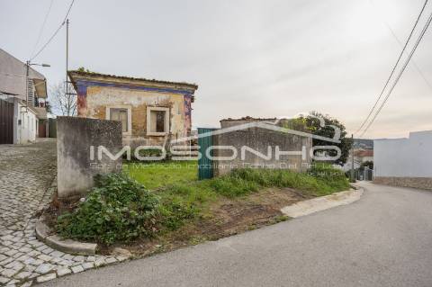 Terreno com 4107m2, Casa em ruínas e Anexos