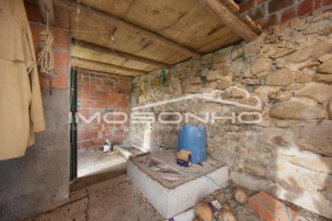 Terreno com 4107m2, Casa em ruínas e Anexos