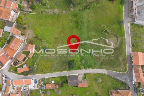 Terreno com 4107m2, Casa em ruínas e Anexos