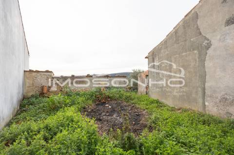 Terreno com 4107m2, Casa em ruínas e Anexos