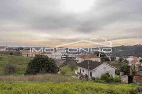 Terreno com 4107m2, Casa em ruínas e Anexos