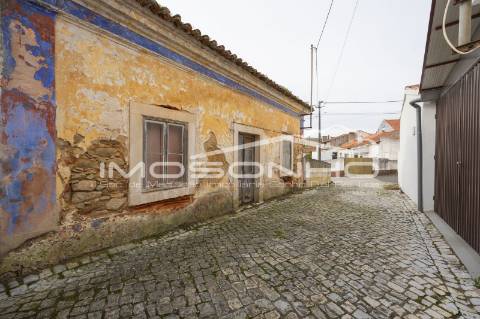 Terreno com 4107m2, Casa em ruínas e Anexos