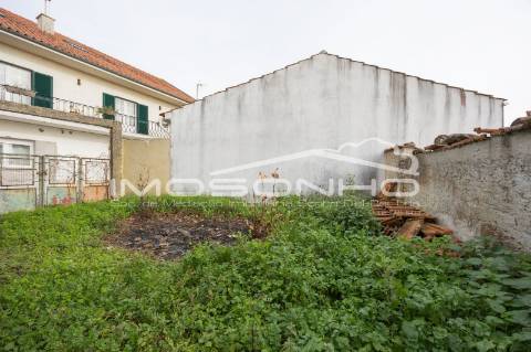 Terreno com 4107m2, Casa em ruínas e Anexos