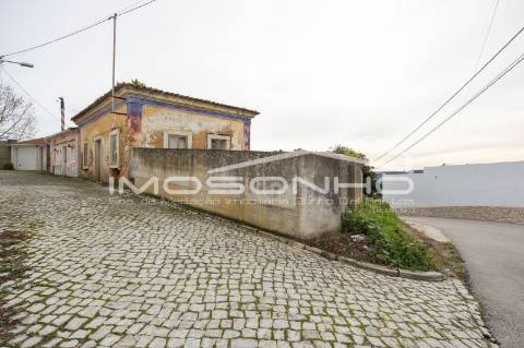 Terreno com 4107m2, Casa em ruínas e Anexos