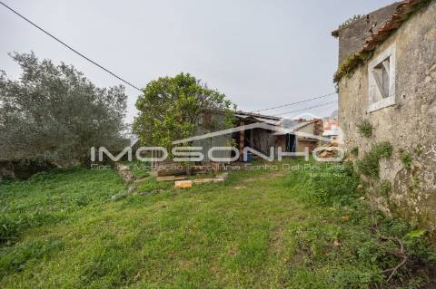 Terreno com 4107m2, Casa em ruínas e Anexos