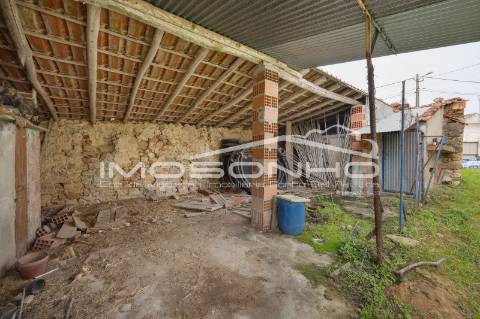 Terreno com 4107m2, Casa em ruínas e Anexos