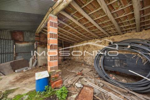 Terreno com 4107m2, Casa em ruínas e Anexos