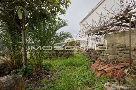 Terreno com 4107m2, Casa em ruínas e Anexos