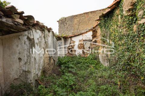 Terreno com 4107m2, Casa em ruínas e Anexos
