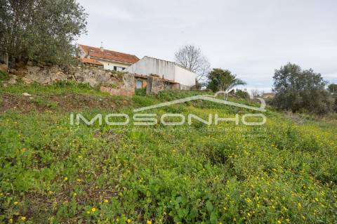 Terreno com 4107m2, Casa em ruínas e Anexos
