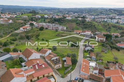 Terreno com 4107m2, Casa em ruínas e Anexos