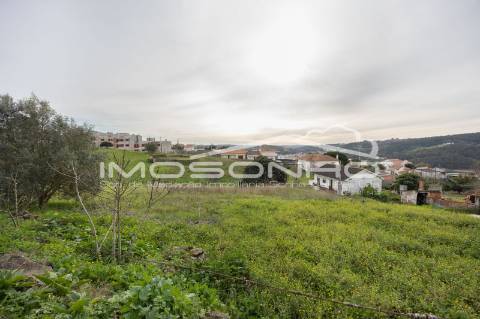 Terreno com 4107m2, Casa em ruínas e Anexos