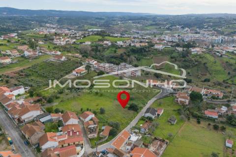 Terreno com 4107m2, Casa em ruínas e Anexos