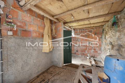 Terreno com 4107m2, Casa em ruínas e Anexos