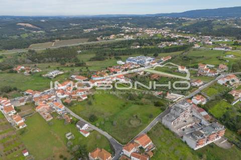 Terreno com 4107m2, Casa em ruínas e Anexos