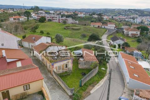 Terreno com 4107m2, Casa em ruínas e Anexos