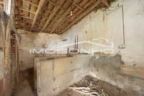 Terreno com 4107m2, Casa em ruínas e Anexos