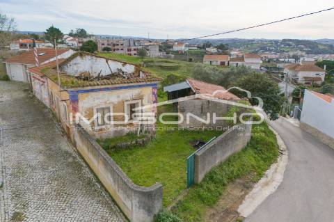Terreno com 4107m2, Casa em ruínas e Anexos
