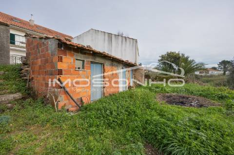 Terreno com 4107m2, Casa em ruínas e Anexos