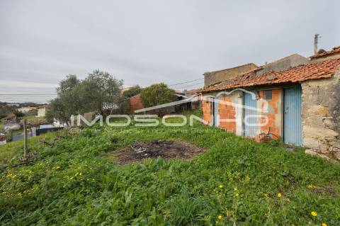 Terreno com 4107m2, Casa em ruínas e Anexos