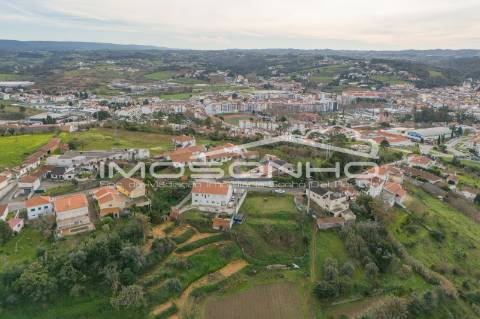 Terreno com 4107m2, Casa em ruínas e Anexos