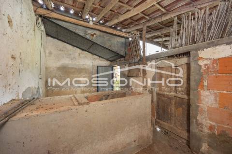 Terreno com 4107m2, Casa em ruínas e Anexos