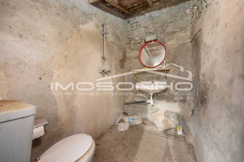 Terreno com 4107m2, Casa em ruínas e Anexos